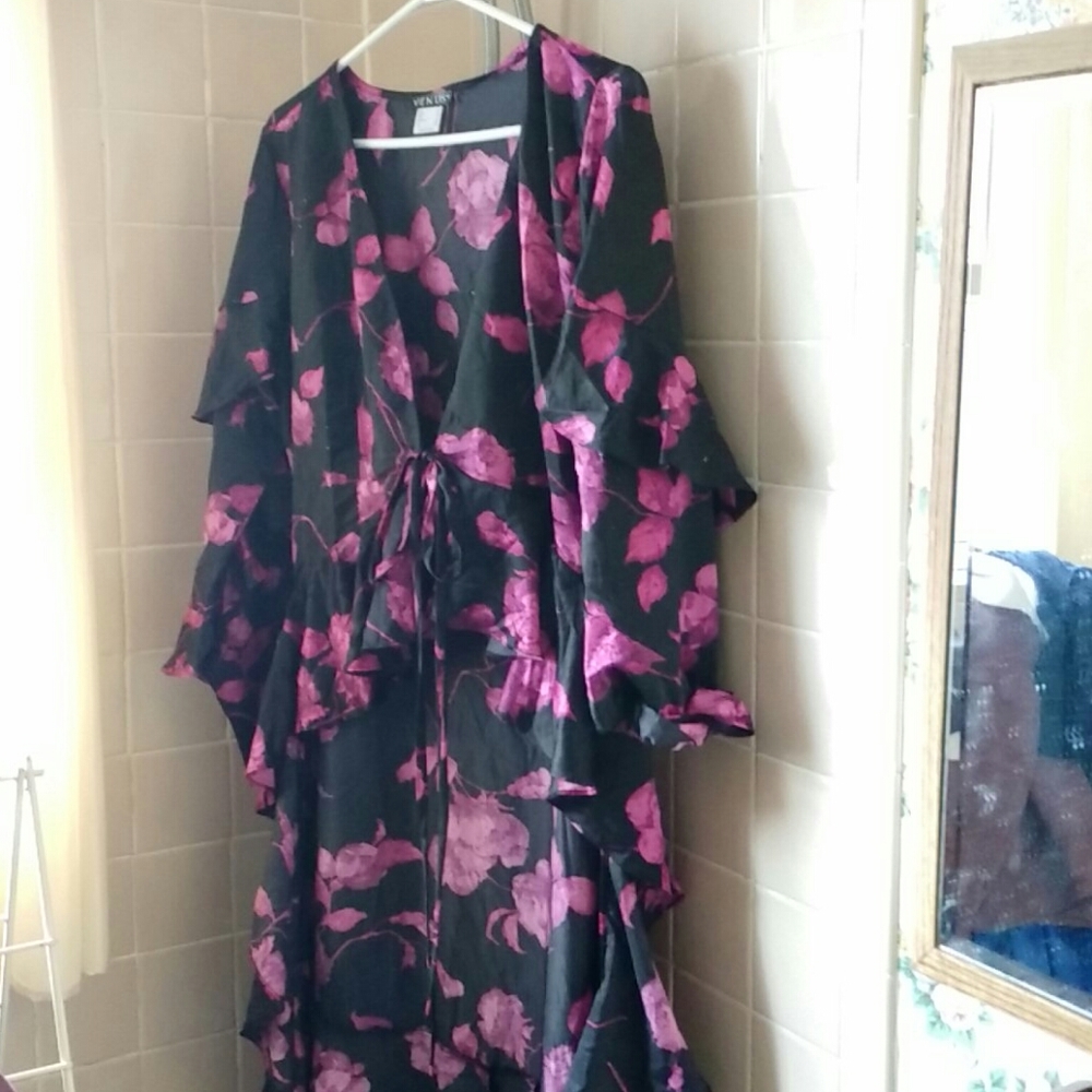 NWOT Beautiful Top that is long in the back
